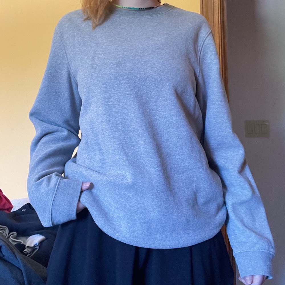 Grey crew neck // grey